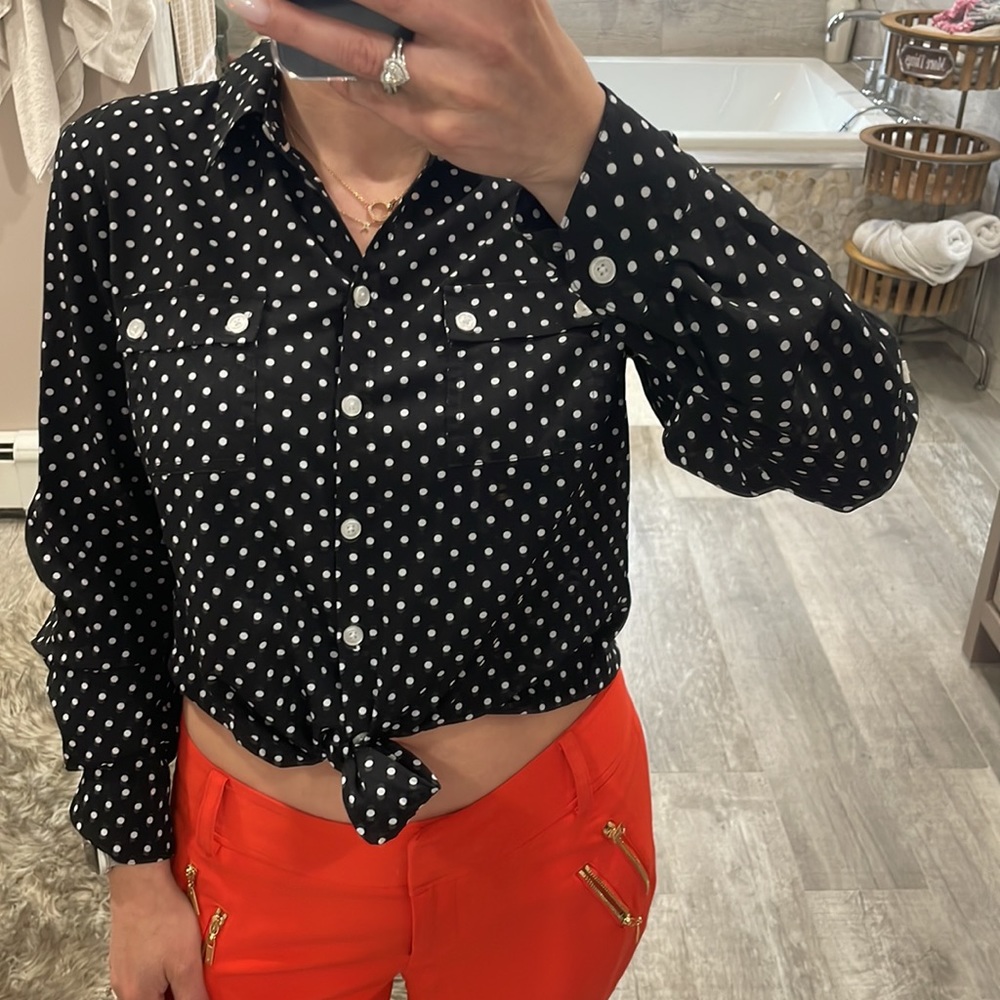 Black shirt, front tie